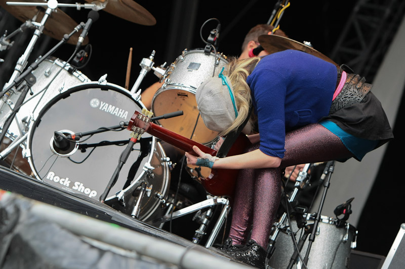 The Ting Tings – Das Duo punktete beim Festivalpublikum mit einer abgelesenen Begrüßung auf Deutsch. – 