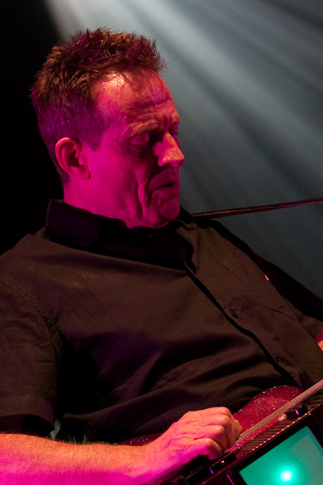 Them Crooked Vultures – Erster Auftritt auf deutschem Boden: Die Supergroup 2009 in München – ...John Paul Jones bricht er beim ...