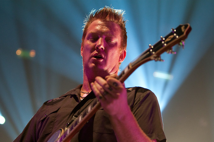 Them Crooked Vultures – Erster Auftritt auf deutschem Boden: Die Supergroup 2009 in München – ...nehmen ihn am Ende glücklich in den Arm.