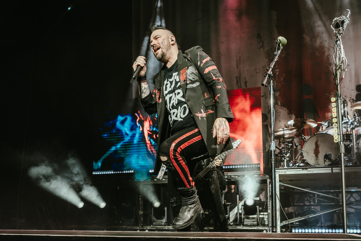 Three Days Grace – Die kanadischen Alternativerock/Metal-Pioniere vor proppenvollem Haus. – Adam Gontier.