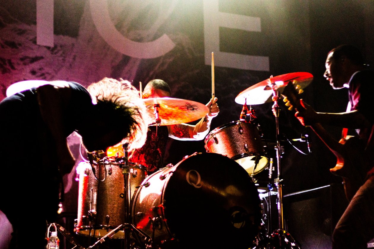 Thrice sind everywhere to be nowhere. – Thrice.