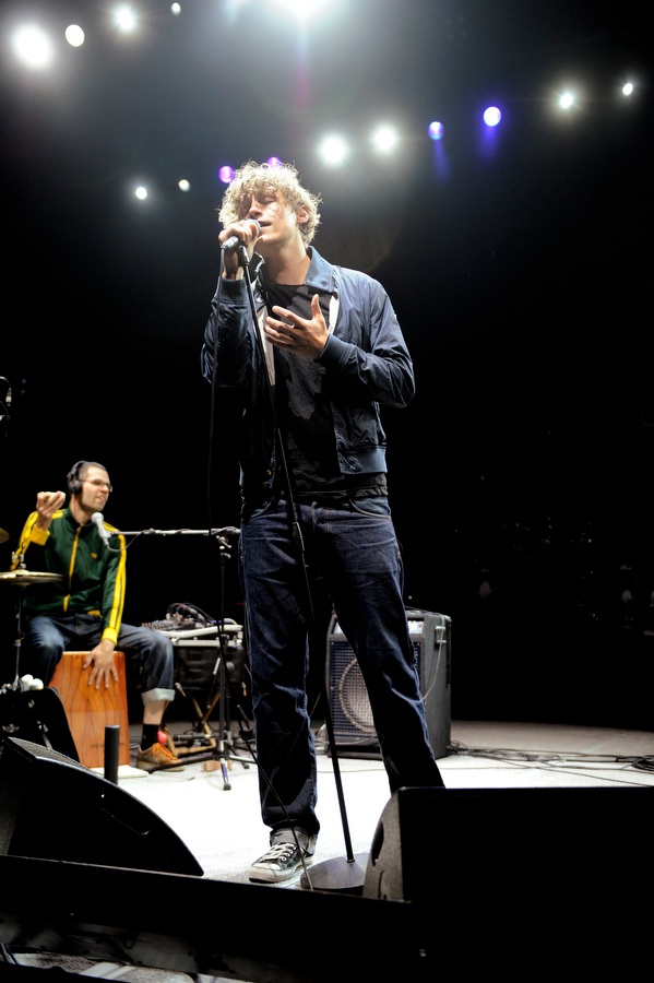 Tim Bendzko – Bevor er die Welt rettet, tritt er noch bei Elton John als Support auf... – ...in der Kölner Arena als Vorprogramm für Elton John.