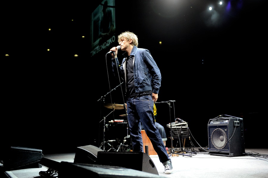 Tim Bendzko – Bevor er die Welt rettet, tritt er noch bei Elton John als Support auf... – Ein paar Stücke daraus sang er...
