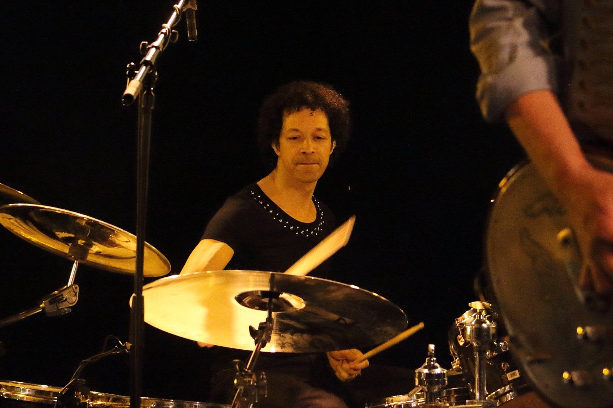 Tomoyasu Hotei – Ein Japaner in der Hauptstadt. – Zac Alford.