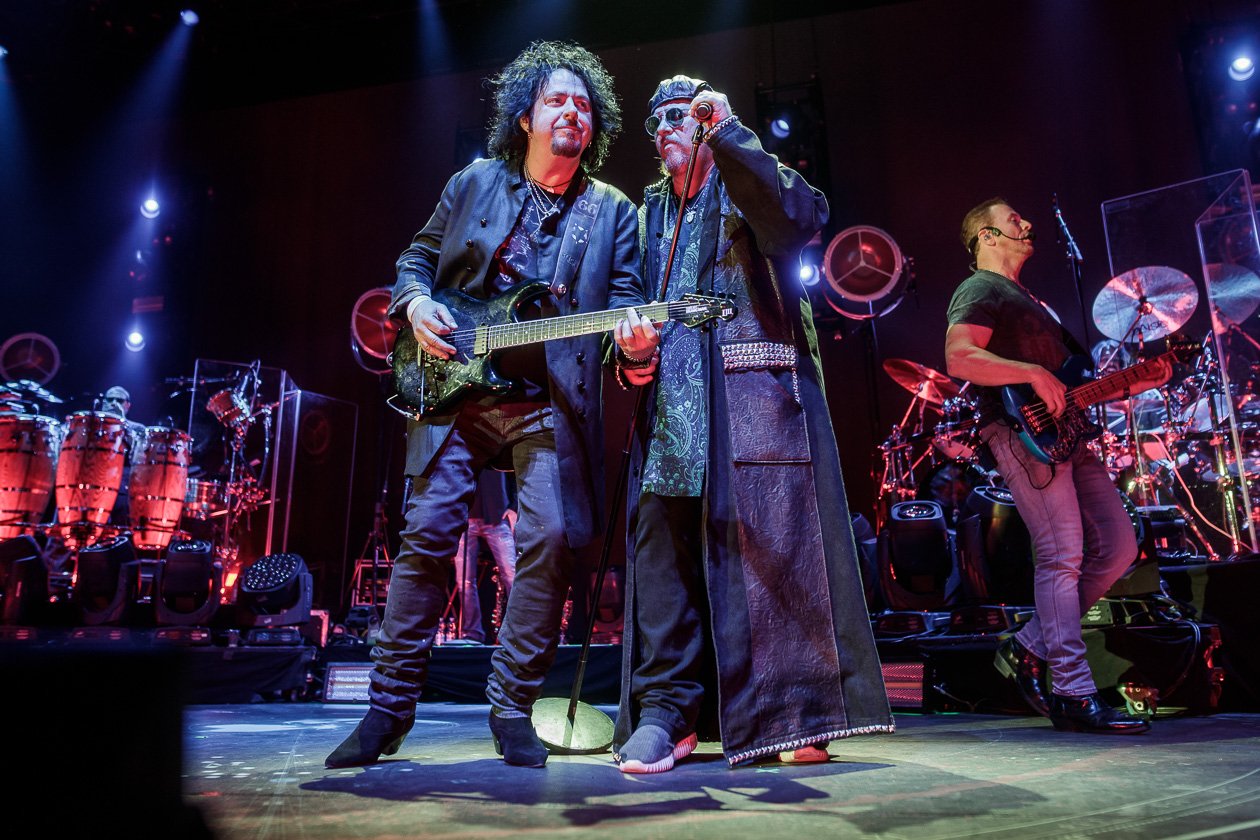 Mit der aktuellen Scheibe "40 Trips Around The Sun" on tour. – Toto.