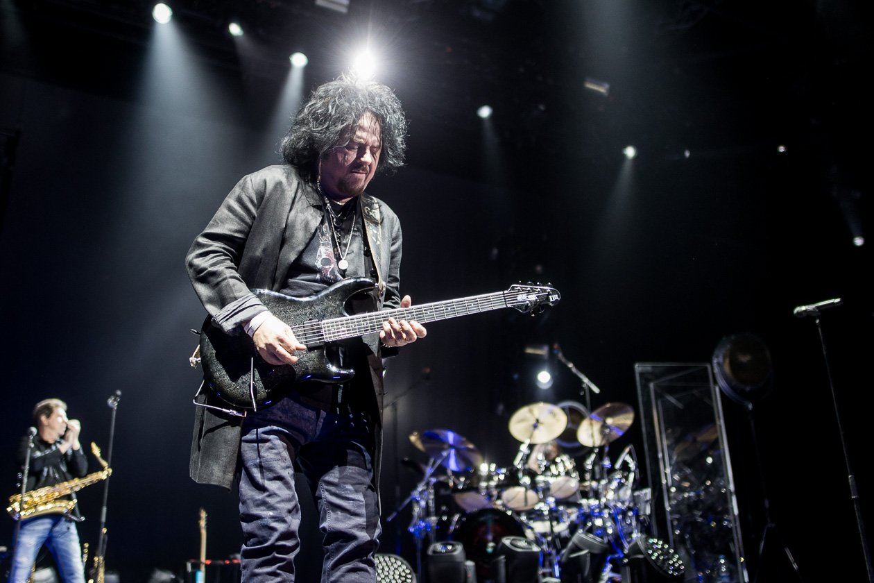 Toto – Mit der aktuellen Scheibe "40 Trips Around The Sun" on tour. – Steve Lukather.