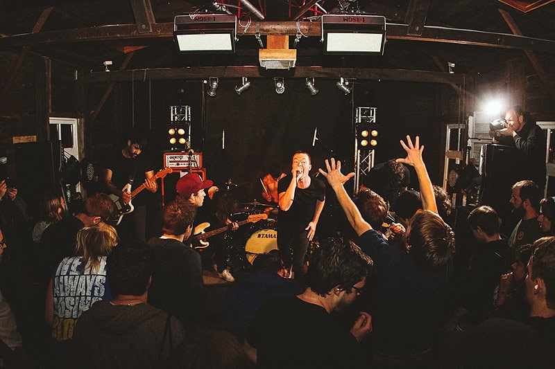 Metalcore auf dem Lieger im Hamburger Hafen. – Touché Amoré in Hamburg