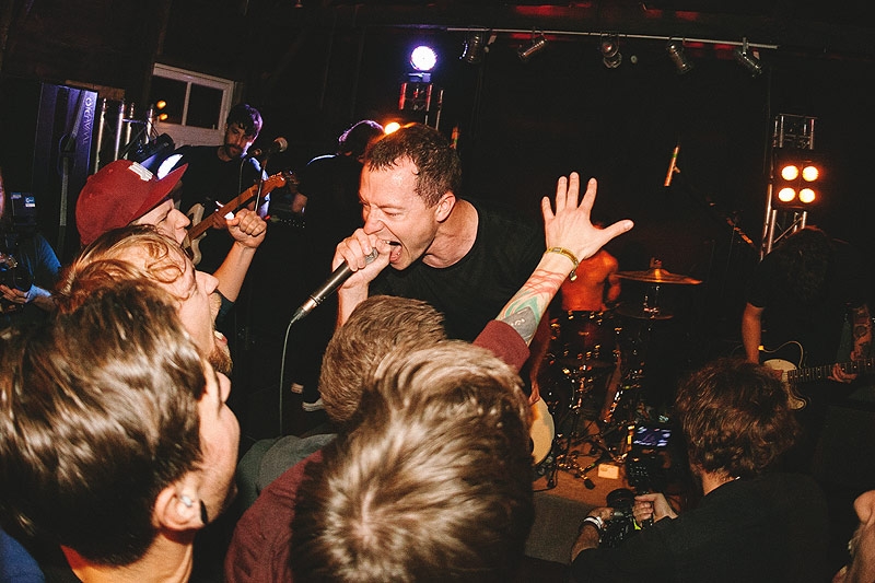 Metalcore auf dem Lieger im Hamburger Hafen. – Touché Amoré in Hamburg