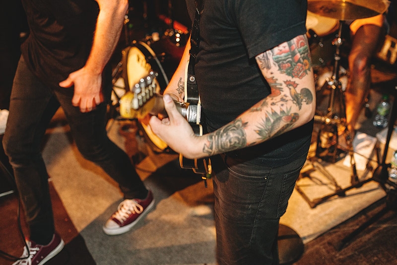 Metalcore auf dem Lieger im Hamburger Hafen. – Touché Amoré in Hamburg