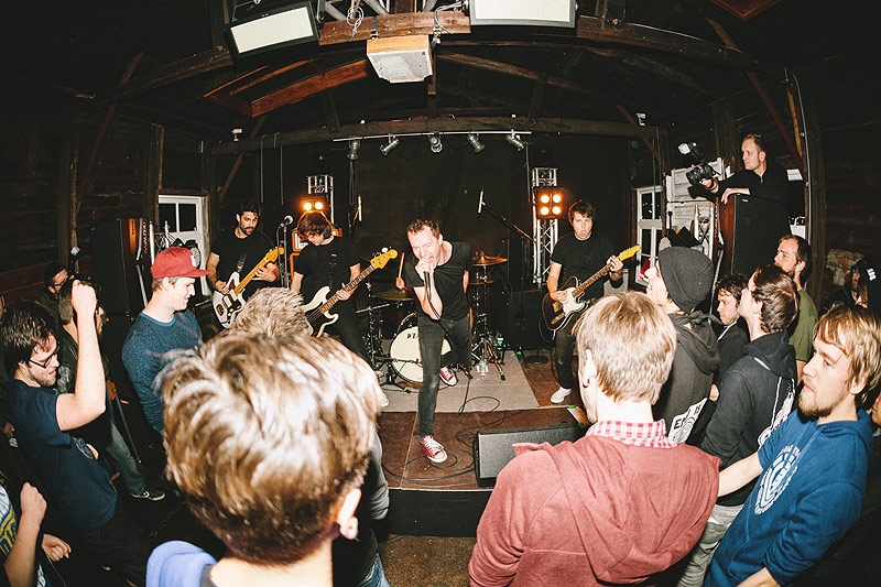 Metalcore auf dem Lieger im Hamburger Hafen. – Touché Amoré in Hamburg