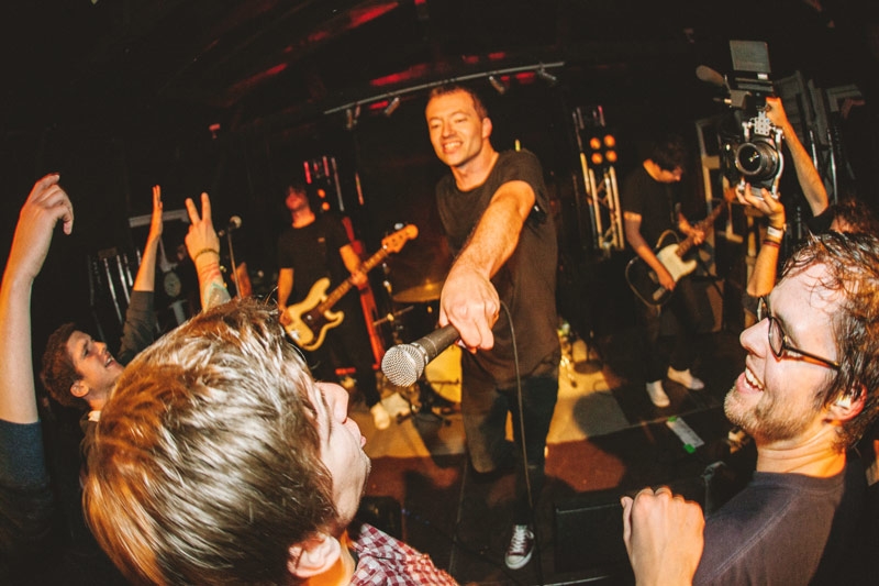 Metalcore auf dem Lieger im Hamburger Hafen. – Touché Amoré in Hamburg