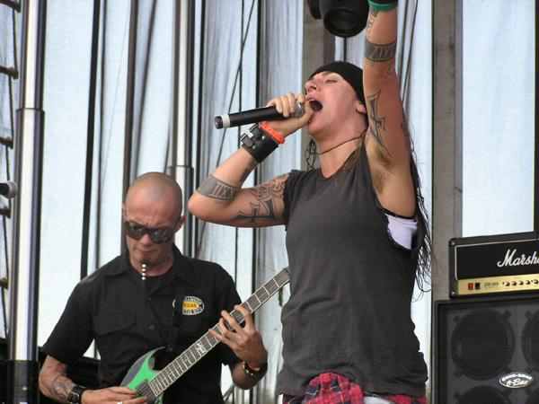Tourettes Syndrome – Die Band um Michele Madden ist genauso wild und unberechenbar, wie die Frontdame. – 