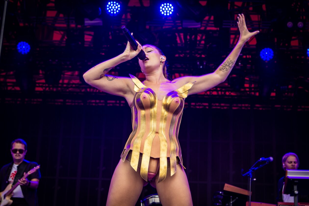Schwedens Superstar auf der Orange Stage. – Tove Lo.
