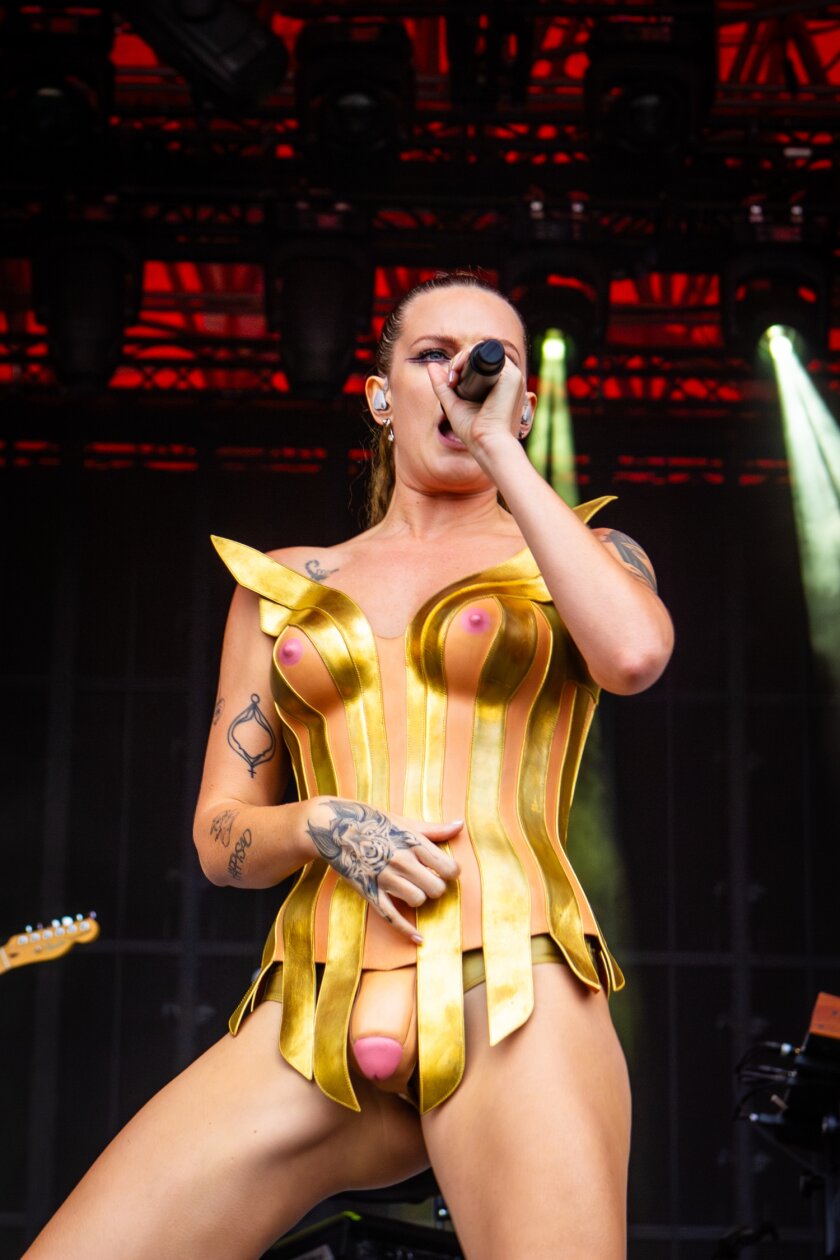 Schwedens Superstar auf der Orange Stage. – Tove Lo.