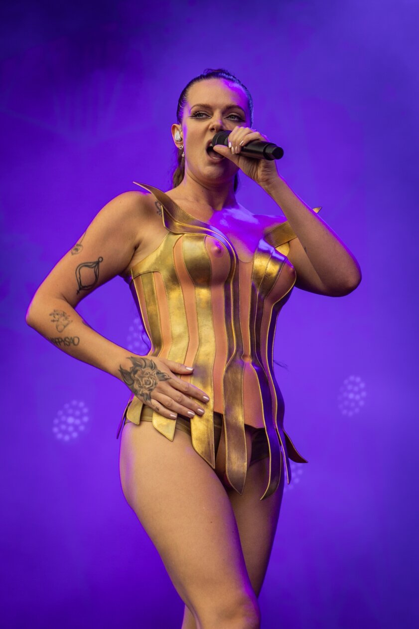 Schwedens Superstar auf der Orange Stage. – Tove Lo.