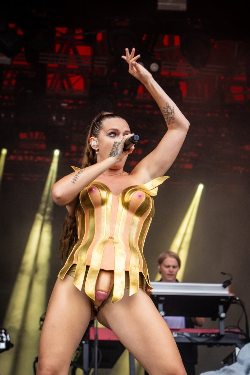 Schwedens Superstar auf der Orange Stage. – Tove Lo beim Roskilde.