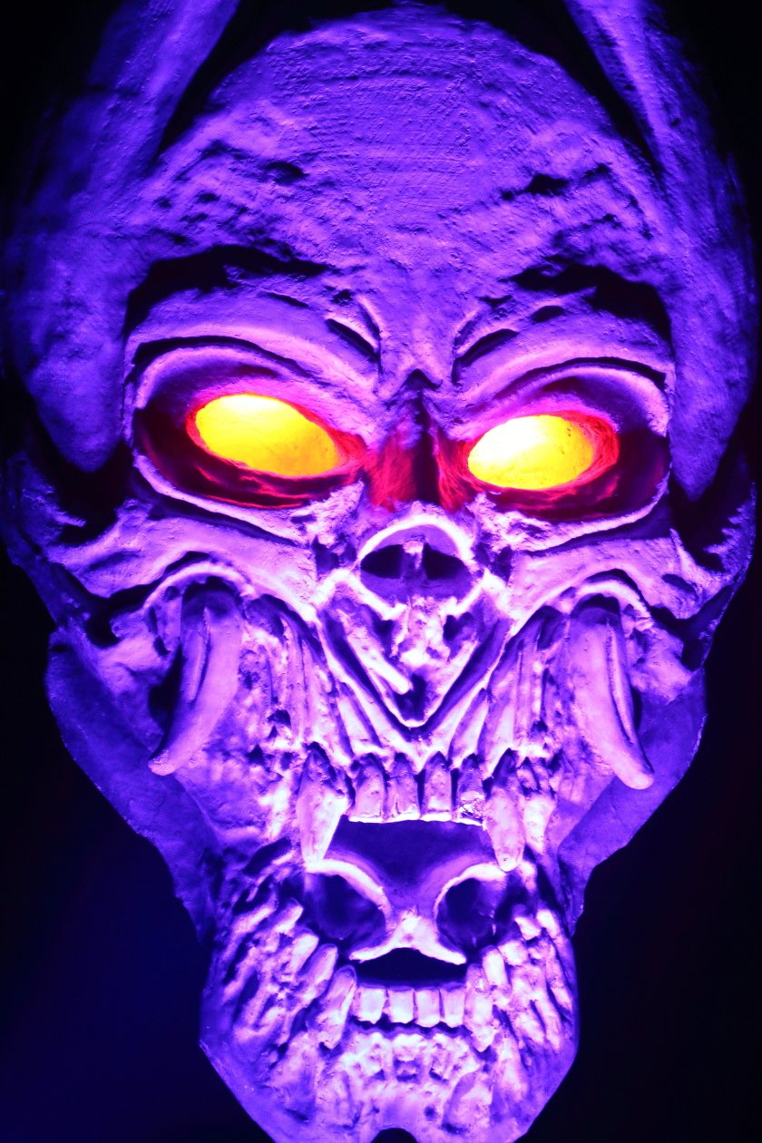 Trivium – Matt Heafy und Co. auf Tour mit Sikth und Shvpes. – Die Bühnendeko steht.