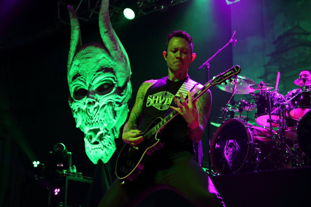 Trivium – Matt Heafy und Co. auf Tour mit Sikth und Shvpes. – Matt Heafy und sein Schädel.