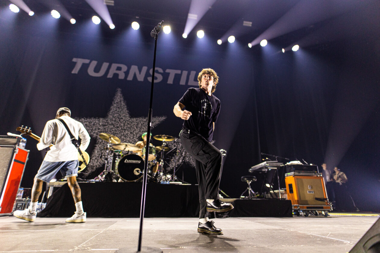 Die US-Hardcore-Band spielt ein denkwürdiges Konzert: viel Respekt und musikalisch perfekt. – Turnstile.