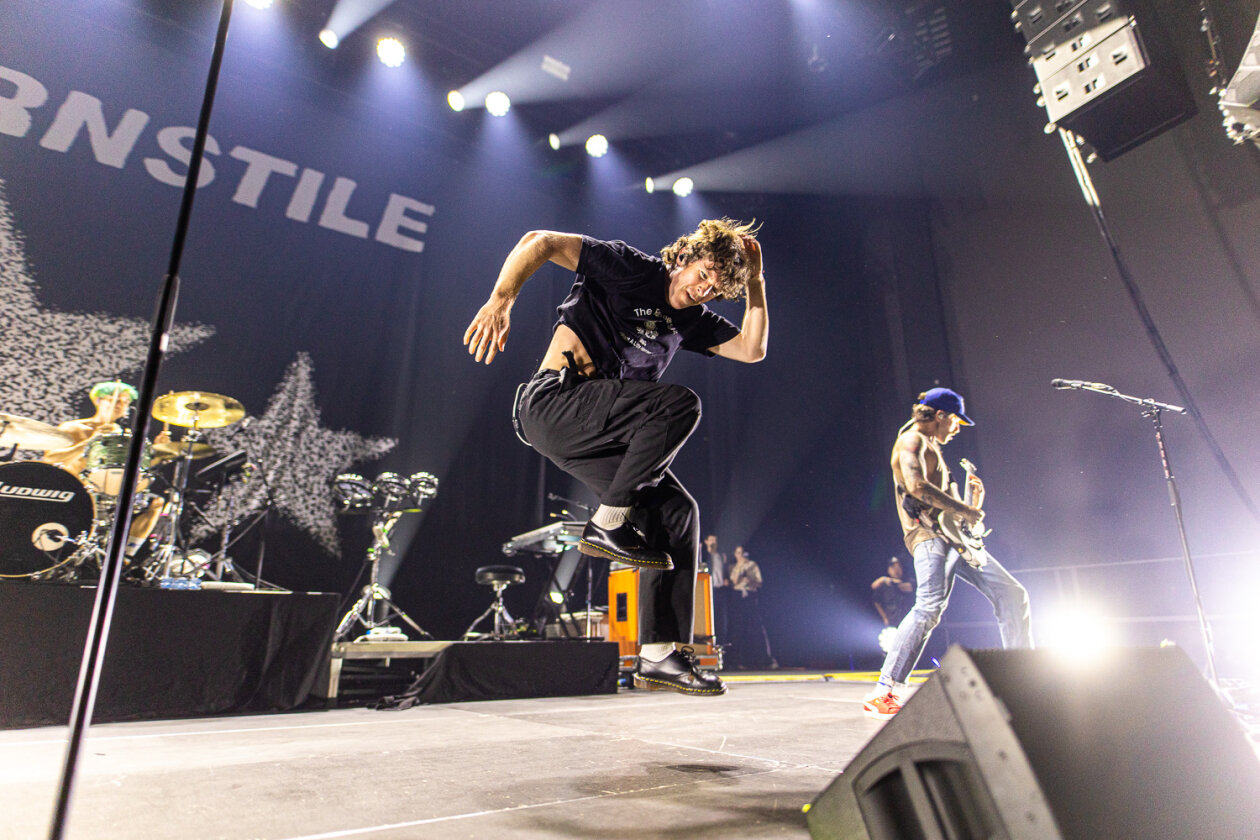 Die US-Hardcore-Band spielt ein denkwürdiges Konzert: viel Respekt und musikalisch perfekt. – Turnstile.