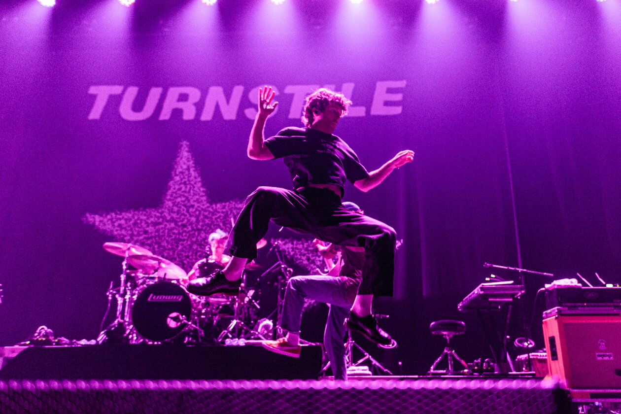 Die US-Hardcore-Band spielt ein denkwürdiges Konzert: viel Respekt und musikalisch perfekt. – Turnstile.