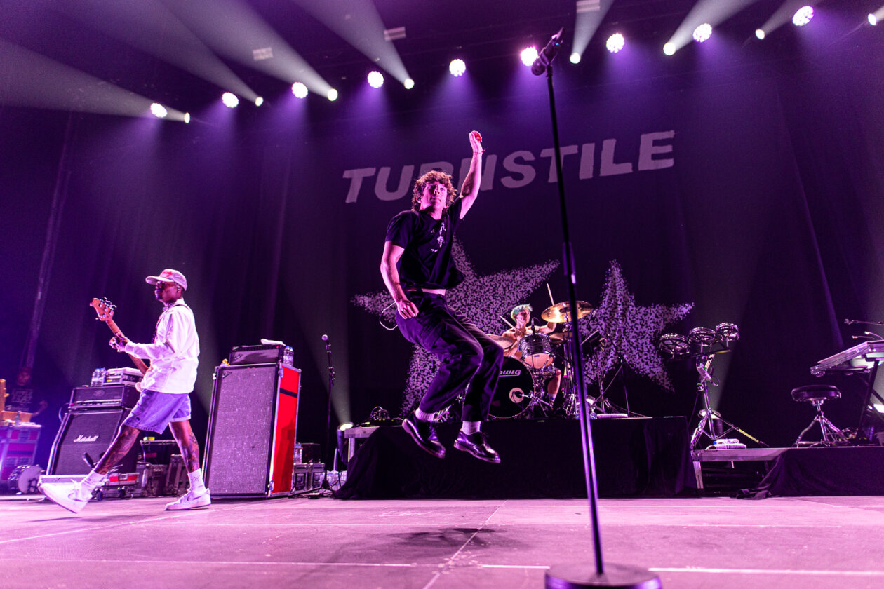 Die US-Hardcore-Band spielt ein denkwürdiges Konzert: viel Respekt und musikalisch perfekt. – Turnstile.
