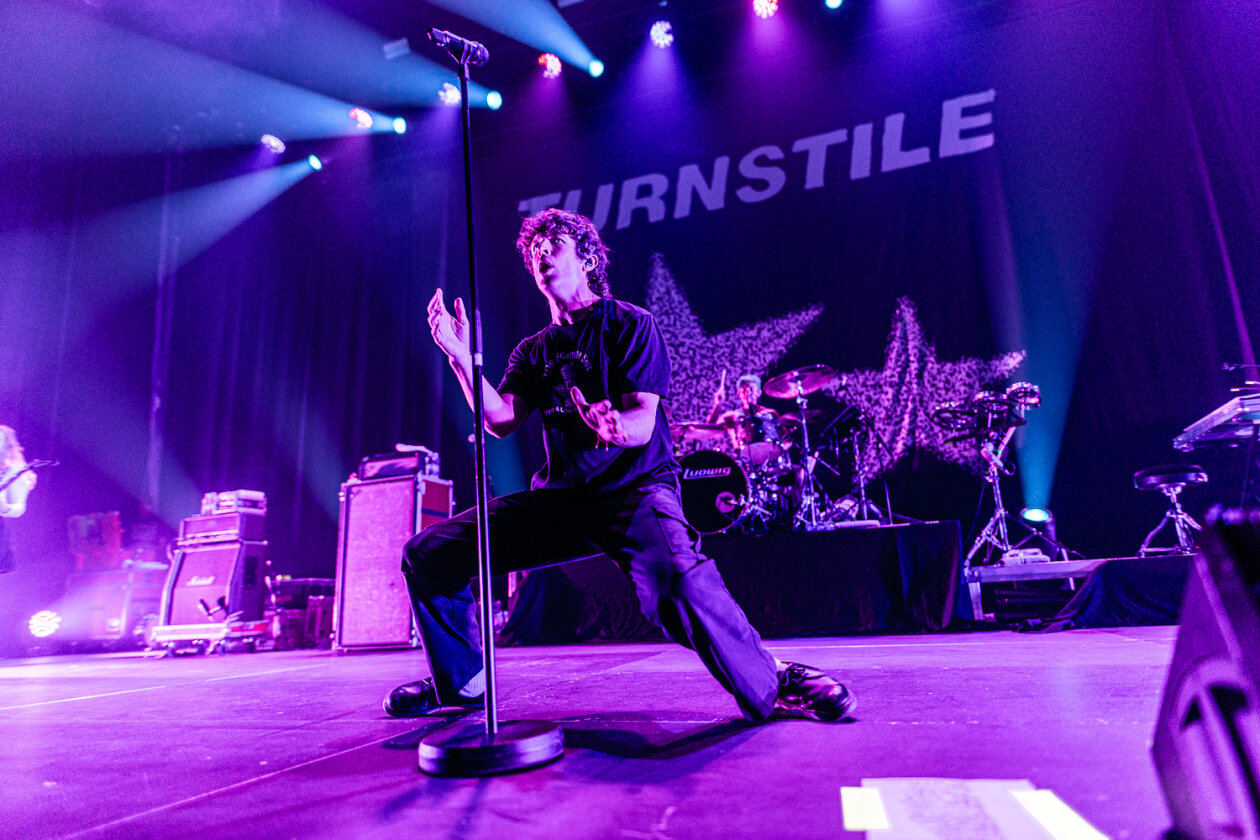 Die US-Hardcore-Band spielt ein denkwürdiges Konzert: viel Respekt und musikalisch perfekt. – Turnstile.