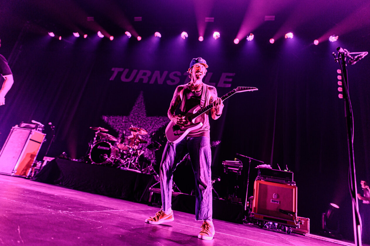Die US-Hardcore-Band spielt ein denkwürdiges Konzert: viel Respekt und musikalisch perfekt. – Turnstile.