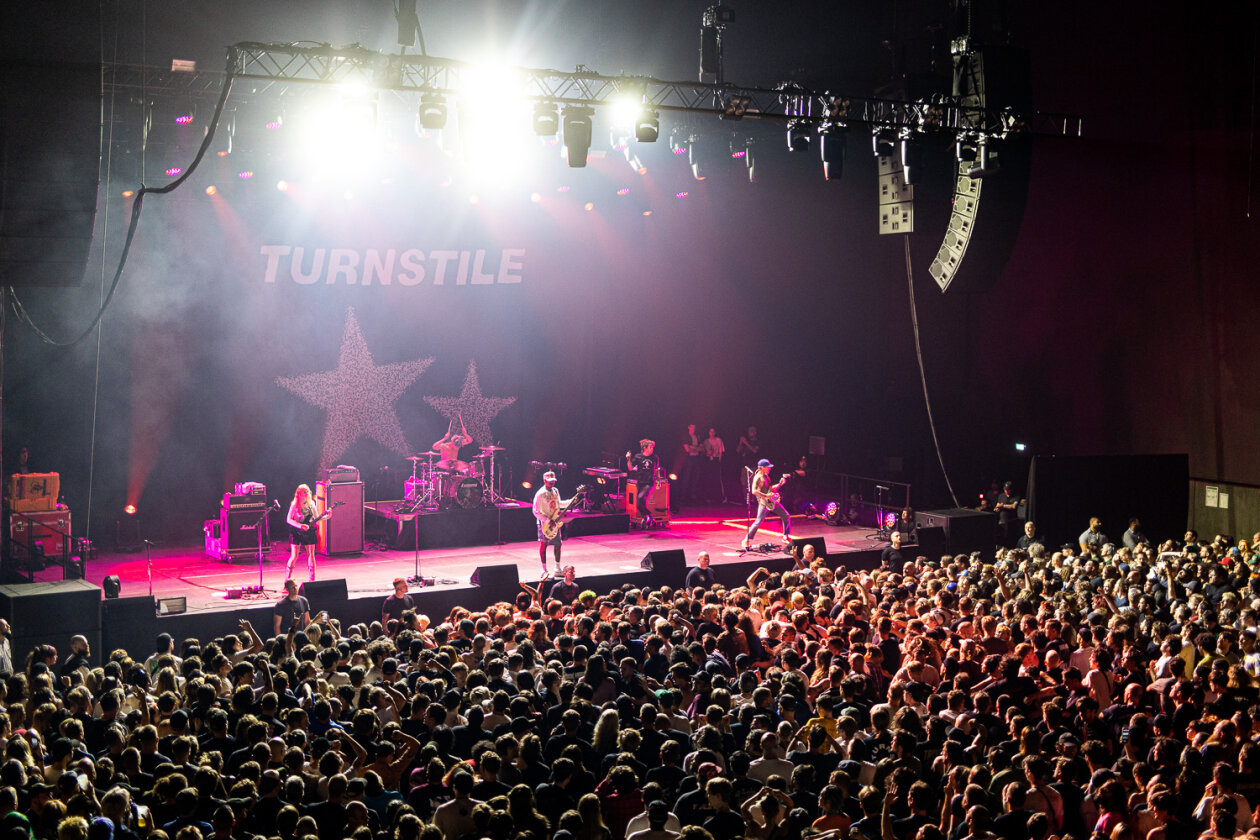 Die US-Hardcore-Band spielt ein denkwürdiges Konzert: viel Respekt und musikalisch perfekt. – Turnstile.