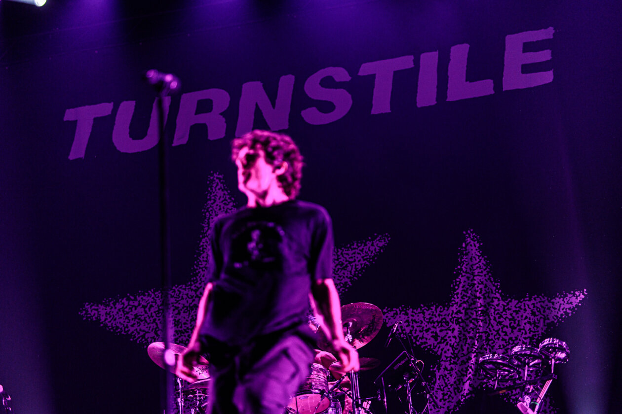 Die US-Hardcore-Band spielt ein denkwürdiges Konzert: viel Respekt und musikalisch perfekt. – Turnstile.