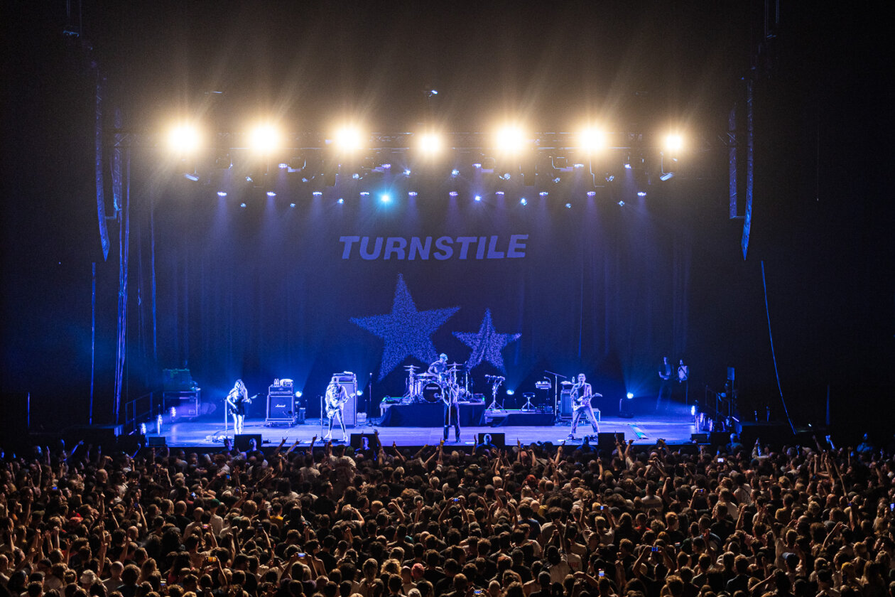 Die US-Hardcore-Band spielt ein denkwürdiges Konzert: viel Respekt und musikalisch perfekt. – Turnstile.