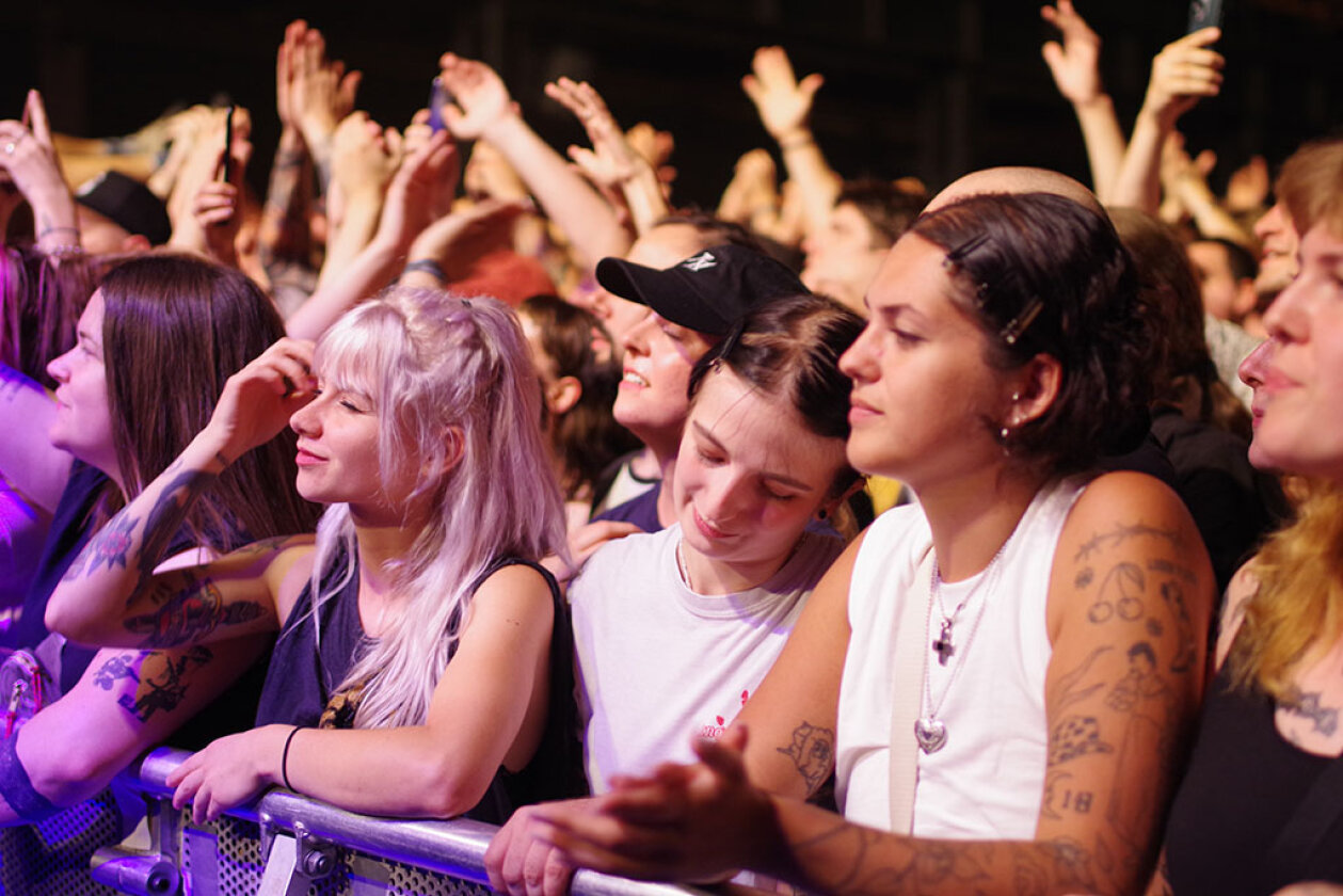 Turnstile, die Hardcore-Band der Stunde, auf Tourstopp in Köln. – Fans im Palladium.