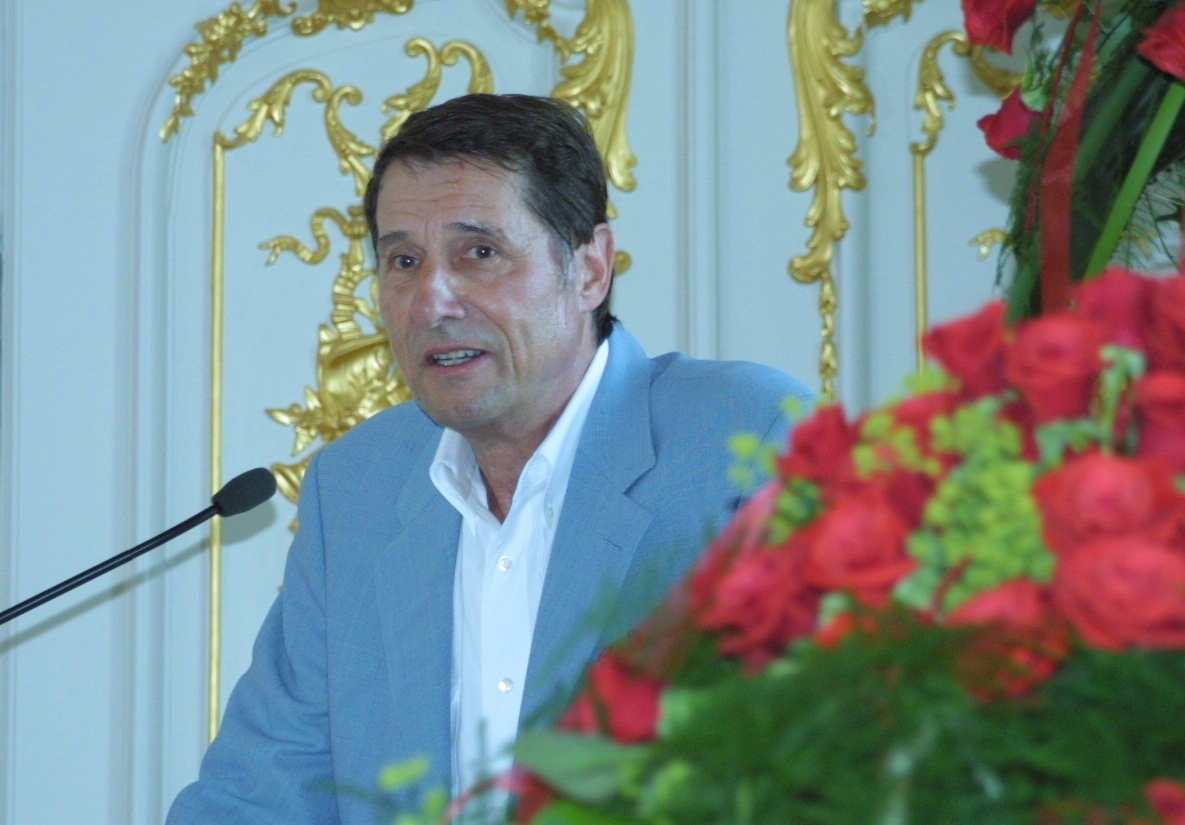 Udo Jürgens 2003 auf der Mainau. – Die Mainau tauft eine Rose auf den Namen "Merci Cherie"