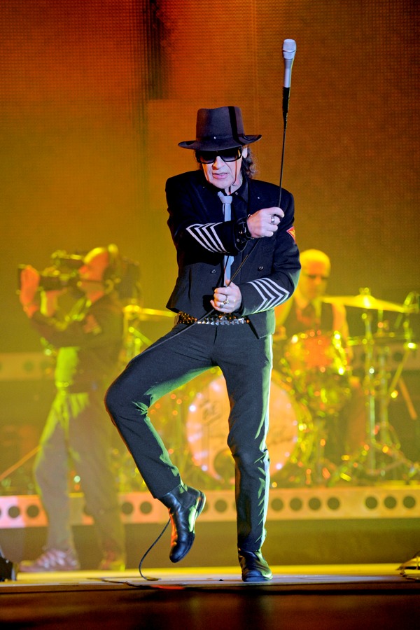 Udo Lindenberg – Der Panikpräsident rockt die Republik. Der Wahnsinn in 40 Bildern! – ...Erich Honecker überreichte. Aber der SSpruch geht auch...