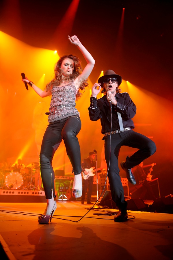 Udo Lindenberg – Der Panikpräsident rockt die Republik. Der Wahnsinn in 40 Bildern! – Und immer mit am Start: Haufenweise hübsche Frauen.