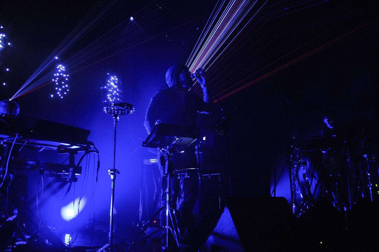 Eine Ode an Popkultur und 80er-Synth: Ulver zelebrieren ihre "Assassination Of Julius Caesar". – ... und einem Frankie Goes To Hollywood-Cover.