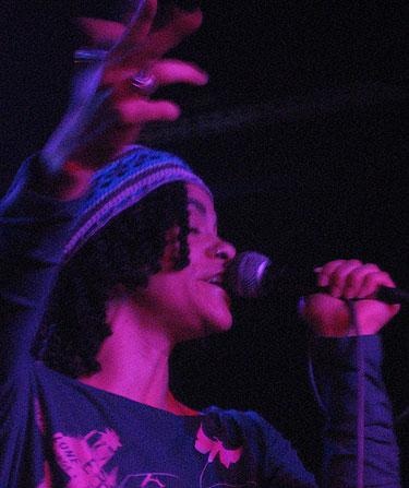 Ursula Rucker predigte auf ihrer "Ma'at Mama"-Tour 2006 auch im Wiener Flex. – 