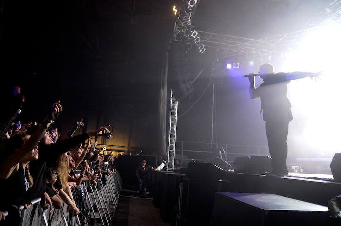 VNV Nation – Als Headliner sorgten VNV wie gewohnt für beste Unterhaltung. – Ronan bringt die Massen zum Toben