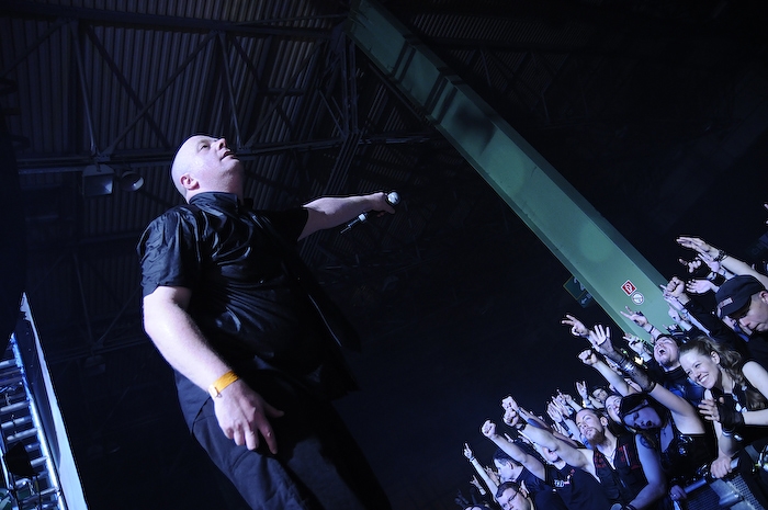 VNV Nation – Als Headliner sorgten VNV wie gewohnt für beste Unterhaltung. – Ronan lässt lieber die Fans singen ...