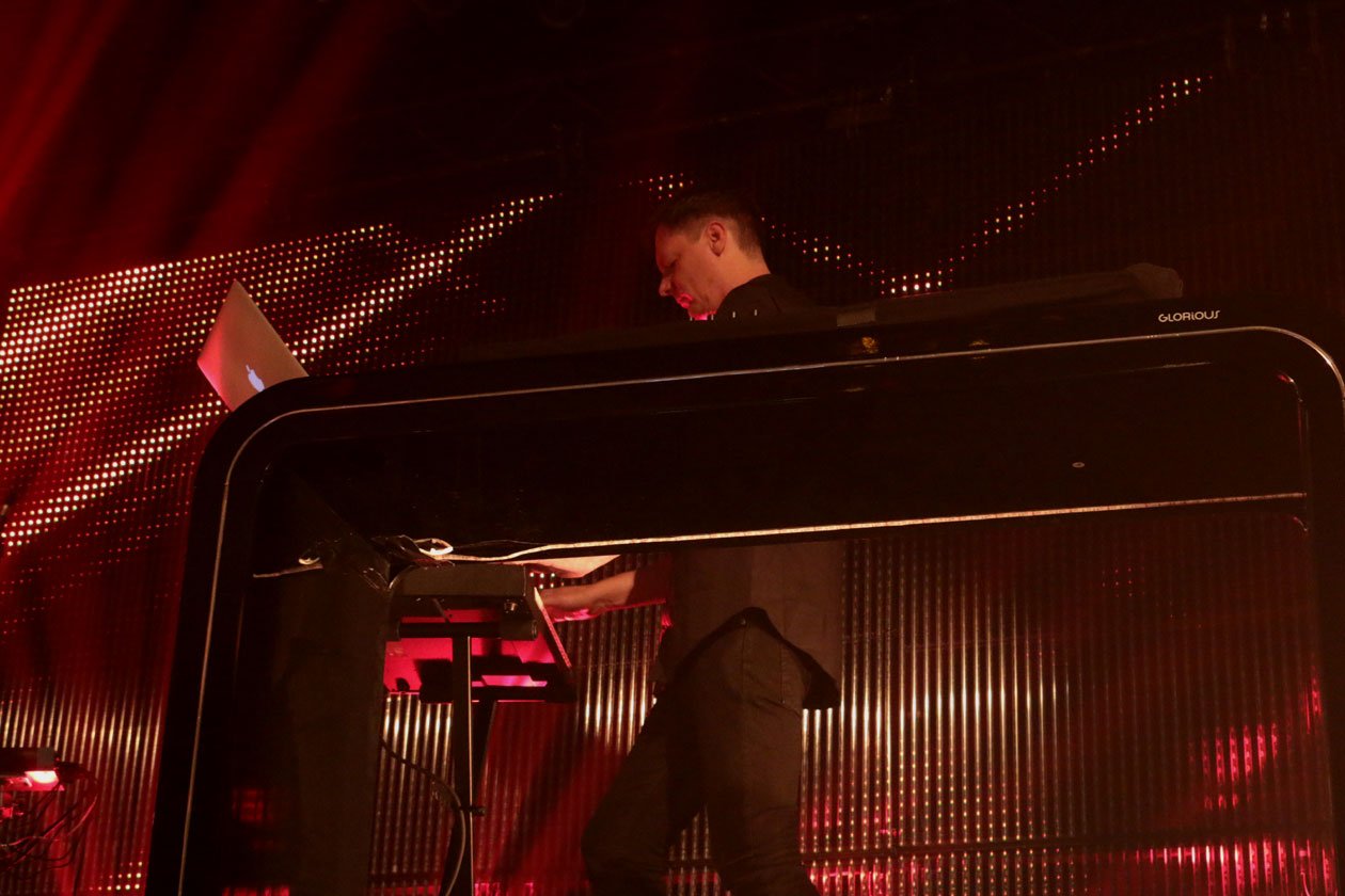 VNV Nation – Ronan Harris begeistert mit neuer Band Stuttgart. – Immer konzentriert bei der Arbeit: