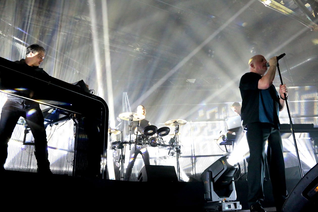 VNV Nation – Ronan Harris begeistert mit neuer Band Stuttgart. – Der kleine Ire ist immer noch der Mittelpunkt des Ganzen