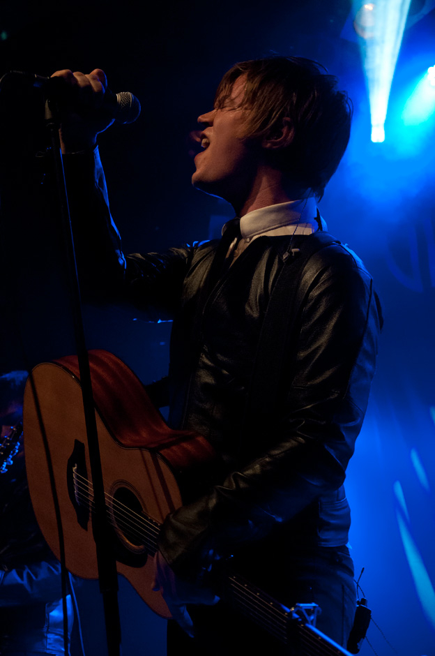 Viktor & The Blood – Sugarplum Fairy + Ex-Mando Diao = Rockpower. – Viktor am Mic.