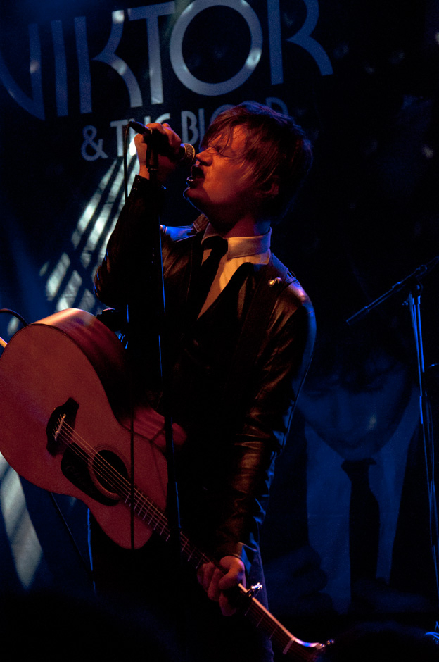 Viktor & The Blood – Sugarplum Fairy + Ex-Mando Diao = Rockpower. – Viktor an der Akustischen.