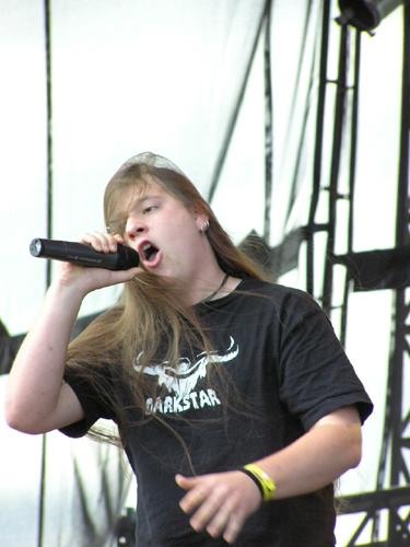 Visions Of Atlantis – Sängerin Melissa ist schon ein absoluter Blickfang. – 