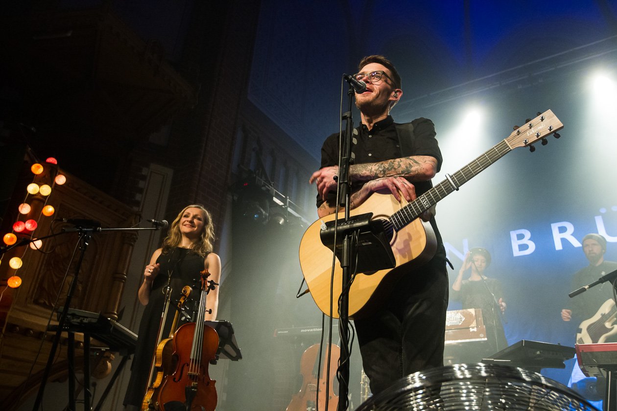 Der Ex-Jupiter Jones-Sänger Nicholas Müller, Tobias Schmitz und Band. – Von Brücken.
