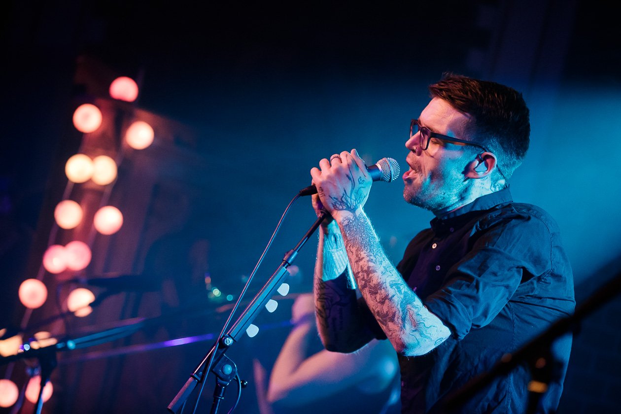 Von Brücken – Der Ex-Jupiter Jones-Sänger Nicholas Müller, Tobias Schmitz und Band. – Nicholas Müller.