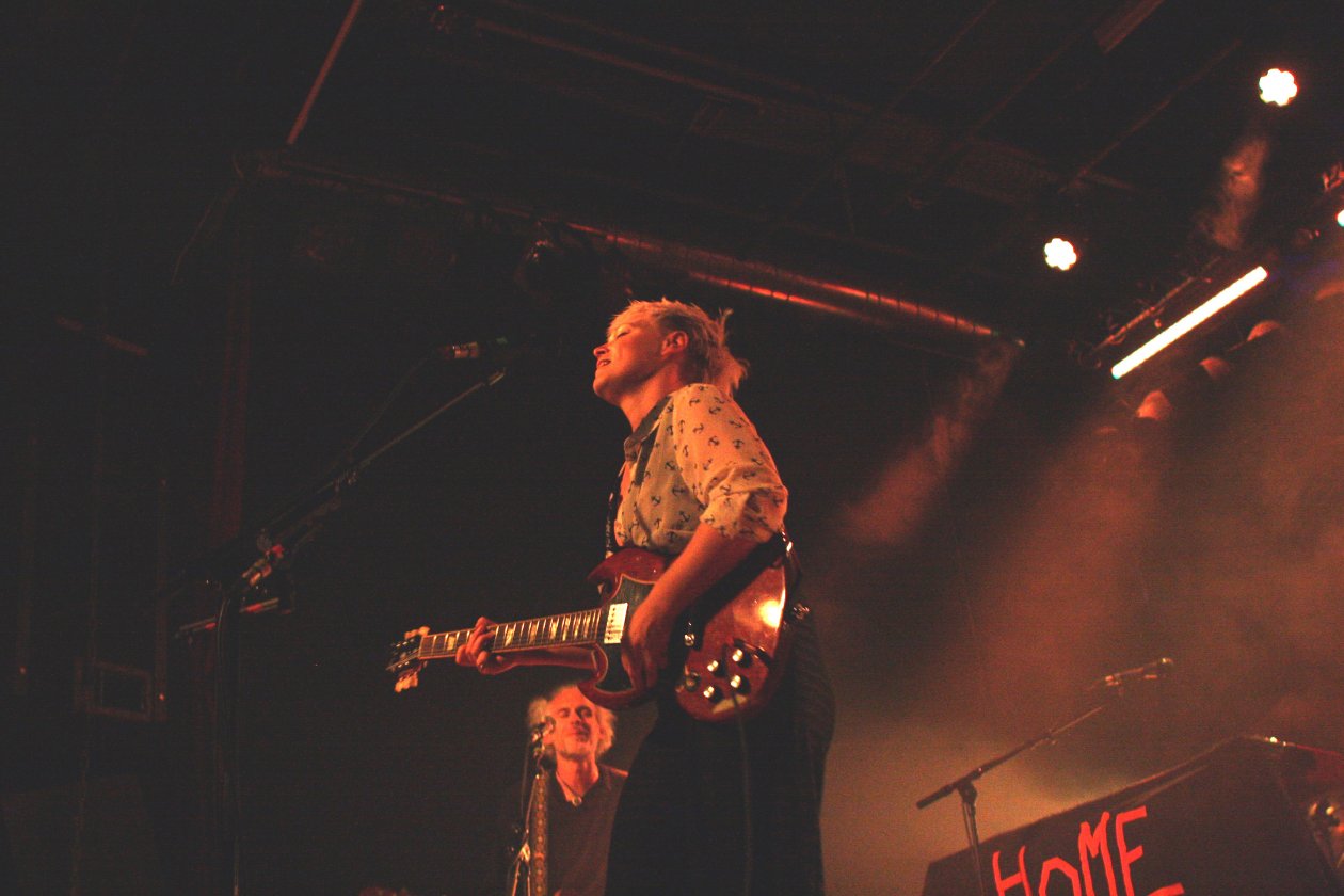 Wallis Bird – Die gebürtige Irin zeigt sich energiegeladen wie eh und je und sorgt mit ihrer Band für ordentliche Stimmung. – Mrs. Bird in Aktion. 