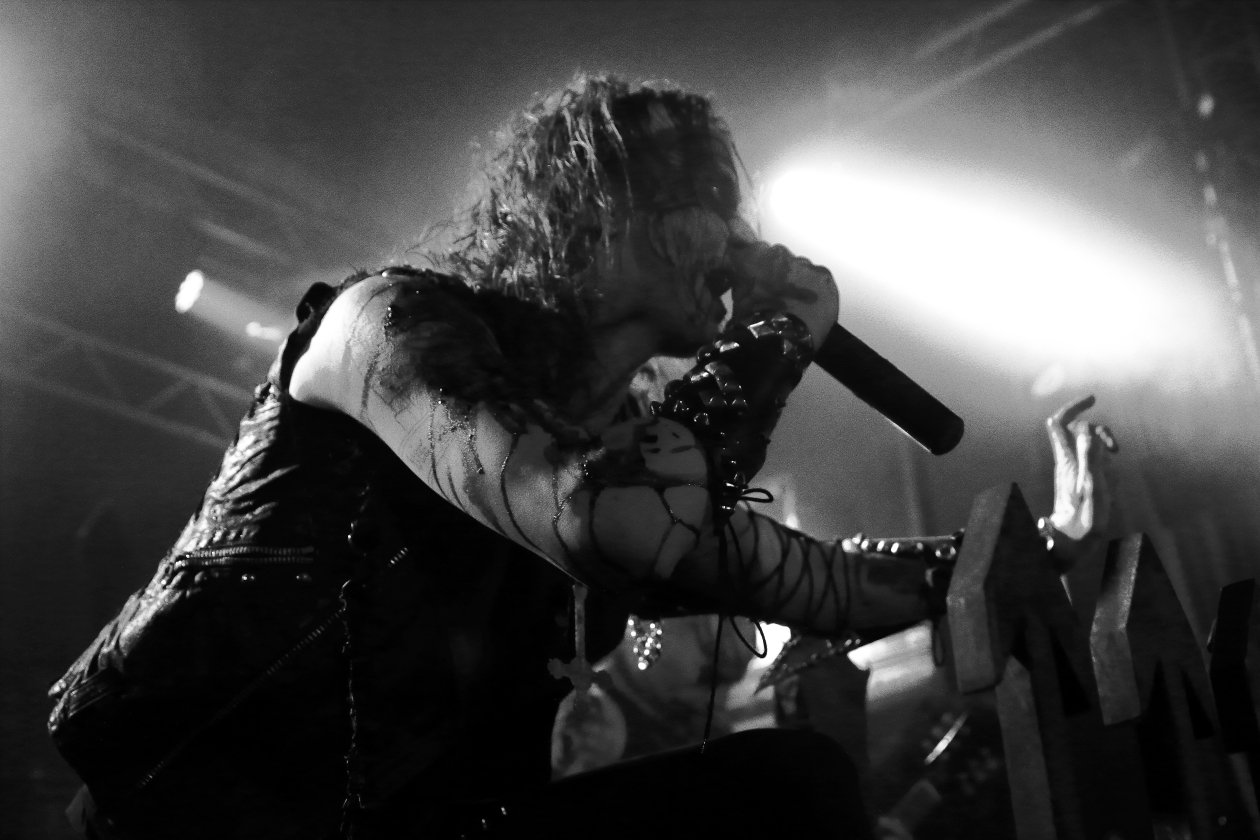 Erik Danielsson huldigt vor ausverkauftem Haus dem Satan. – Watain.