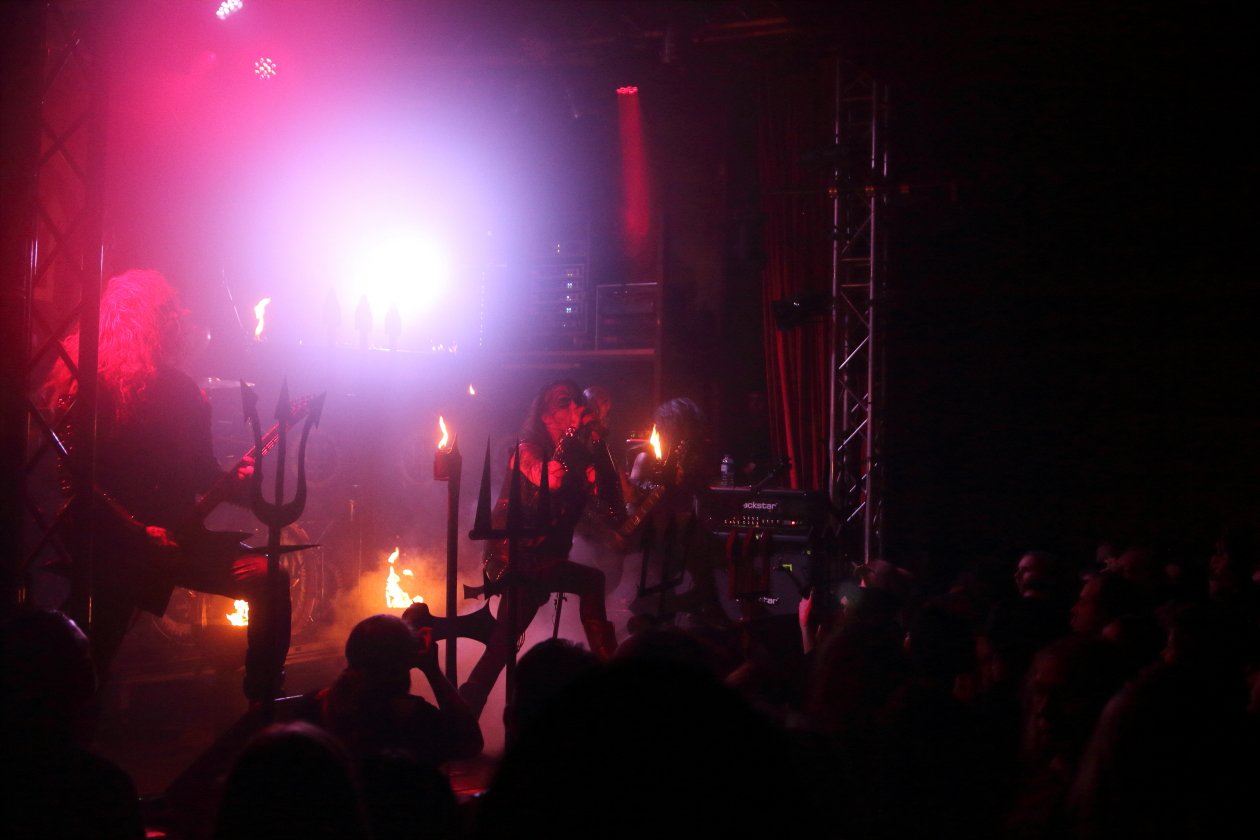 Watain – Erik Danielsson huldigt vor ausverkauftem Haus dem Satan. – An Requisiten mangelt es nicht.