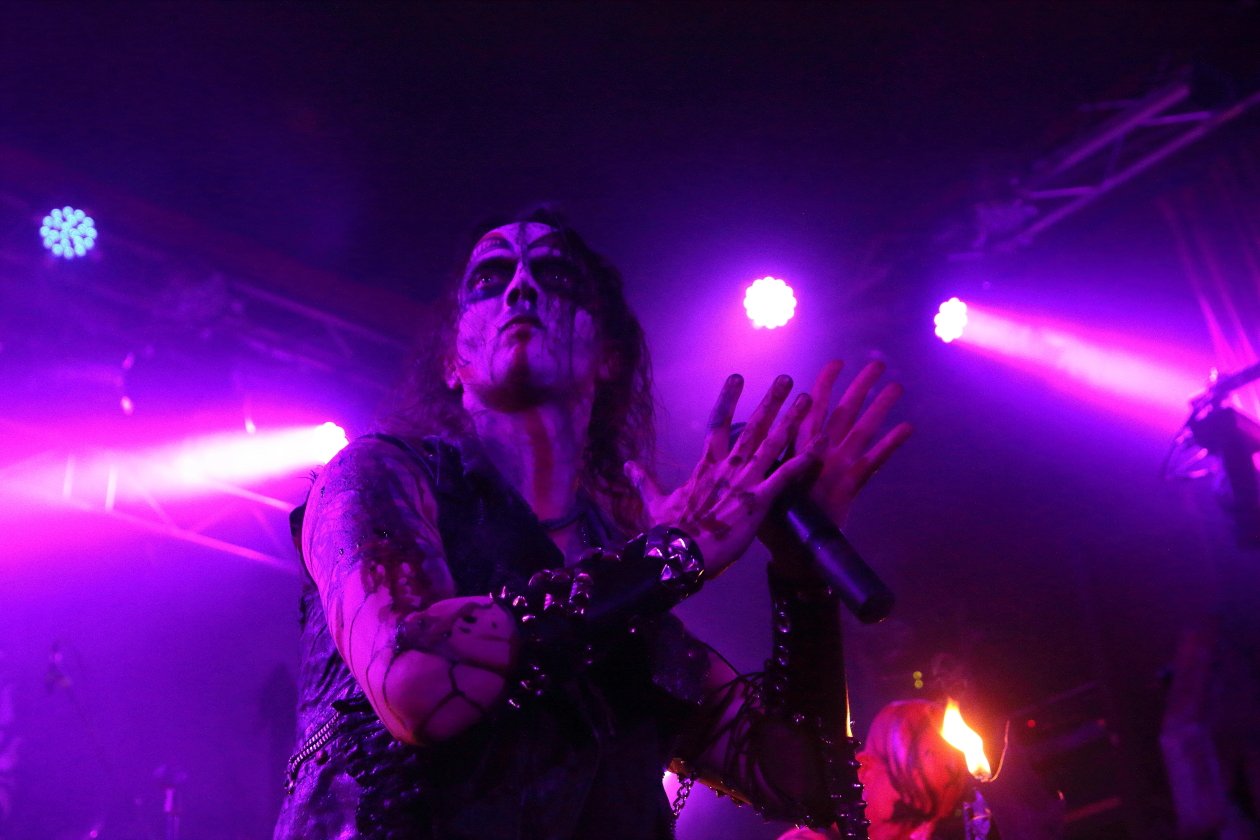Watain – Erik Danielsson huldigt vor ausverkauftem Haus dem Satan. – Erik.